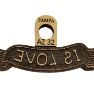 Sello decorativo banderín “Is Love” de goma alta densidad